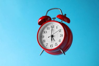 Açık mavi zemin üzerinde kırmızı alarm saati