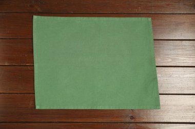 Ahşap masa, üstten görünüm üzerinde yeşil peçete