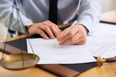 Ofisteki masada noter imzalı belge, yakın plan