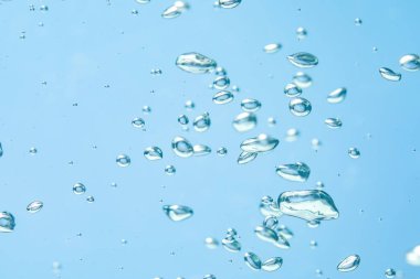 Açık mavi arkaplanda birçok su kabarcığı, yakın plan