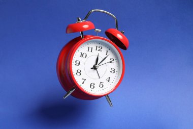 Mavi arkaplanda kırmızı alarm saati