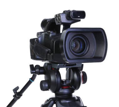 Modern profesyonel video kamera beyaza izole edildi