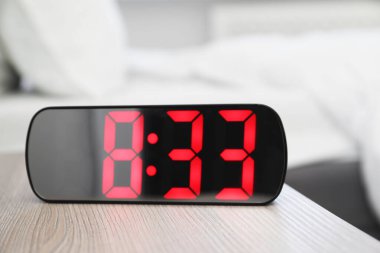 Saat 8: 33 'ü gösteren dijital alarmlı bir saat.