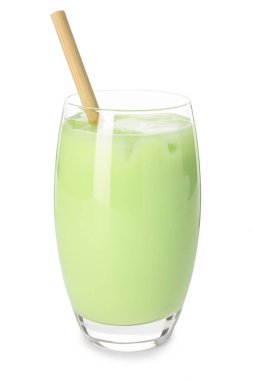 Beyaza izole edilmiş bardakta taze fasulye suyu.