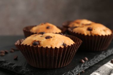 Masada çikolata parçacıklı lezzetli kek, yakın plan.