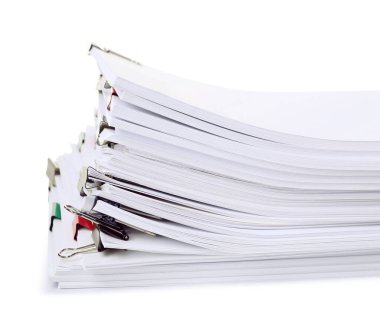 Beyaz üzerine izole edilmiş kağıt yaprakları ile renkli cilt ataçları