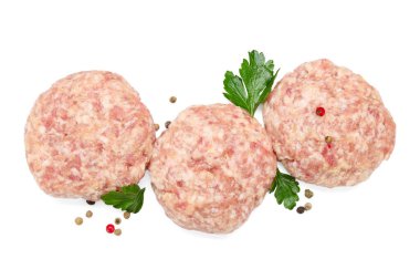 Üç pişmemiş köfte ve baharat beyaz, üst görünümde izole