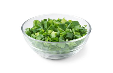 Taze doğranmış yeşil soğan beyaz kasede izole edilmiş.