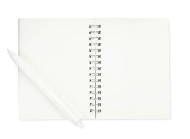 Beyaz, üst görünümde izole edilmiş not defteri ve kalemi aç