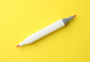 Sarı arka planda pembe çift taraflı işaret, üst görünümde.