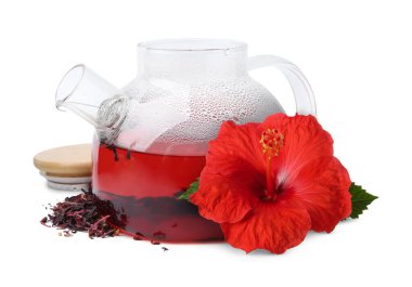 Taze demlenmiş amber çayı ve beyaz üzerine izole edilmiş kırmızı çiçek.