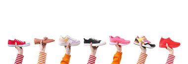 Beyaz arka planda farklı ayakkabılar tutan insanlar, yakın plan.