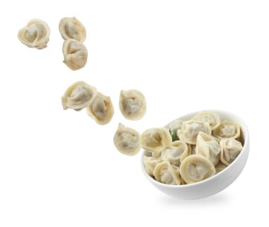 Lezzetli haşlanmış hamur tatlısı (pelmeni) ve beyaz arka planda havada kase