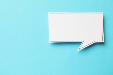 Açık mavi arkaplanda boş bir konuşma balonu, üst manzara. Metin için boşluk
