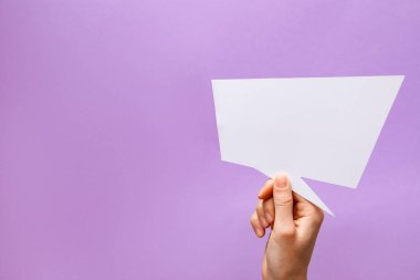 Leylak arka planında boş konuşma balonu tutan kadın, yakın plan. Metin için boşluk