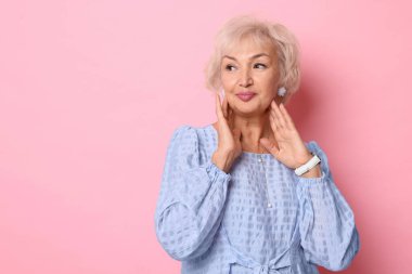 Pembe arka planda zarif büyükannenin portresi. Metin için boşluk