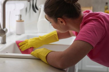 Lavabo mutfakta bez ile temizlik kadın