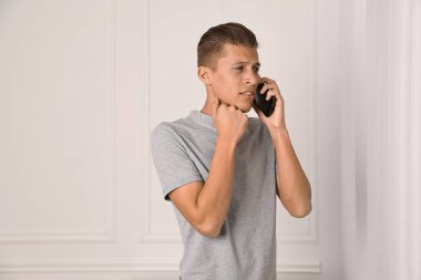 Endişeli adam içeriden akıl sağlığı için yardım hattını arıyor. Metin için boşluk