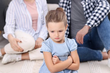 Gücenmiş küçük kız ve ailesi evde. Aile içi anlaşmazlık