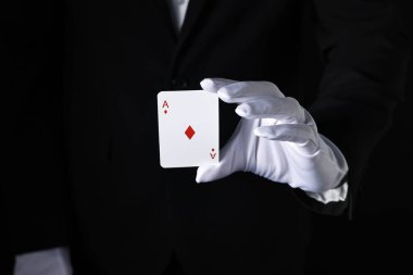 Siyah arkaplanda oyun kartı olan bir illüzyonist, yakın plan