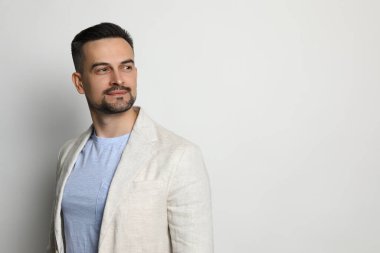 Açık arkaplanda yakışıklı orta yaşlı adamın portresi, metin için boşluk