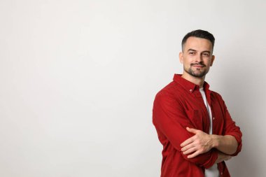 Açık arkaplanda yakışıklı orta yaşlı adamın portresi, metin için boşluk