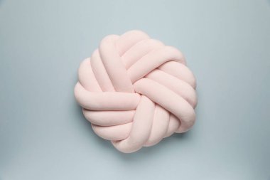 Gri arka planda dekoratif bir yastık.