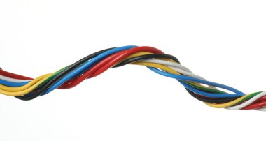 Beyaz arka planda birçok renkli elektrik kablosu