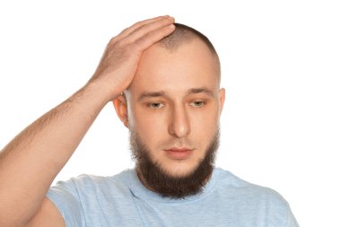 Kellik sorunu. Beyaz arka planda ince çizgili bir adam.