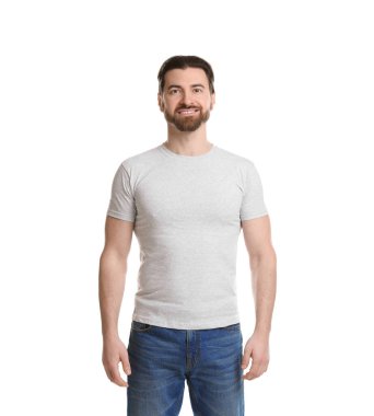 Beyaz arka planda boş tişört giyen bir adam. Tasarım için model