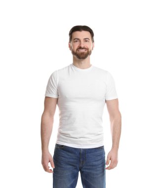 Beyaz arka planda boş tişört giyen bir adam. Tasarım için model