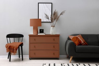 Mocha mus gölgesinde elementleri olan şık bir oturma odası. 2025 'in moda rengine sahip iç tasarım