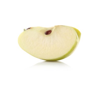 Beyaz üzerine izole edilmiş taze sulu sarı elma parçası.