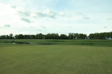 Güneşli bir günde güzel bir golf sahası manzarası.