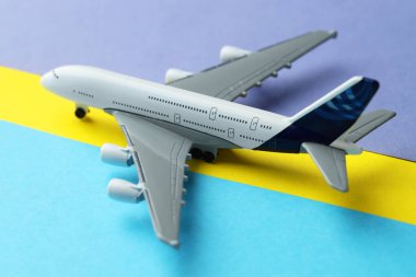 Renkli arka planda bir uçak modeli, yakın plan