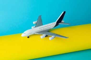 Renkli arka planda bir uçak modeli, yakın plan