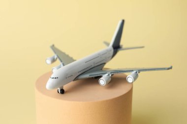 Bej arka planda bir uçak modeli, yakın plan.