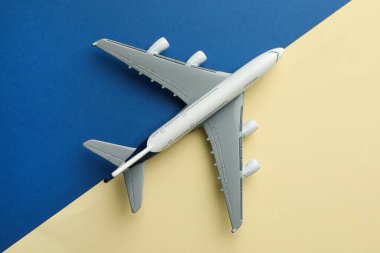 Renk arkaplan üzerinde uçak modeli, üst görünüm