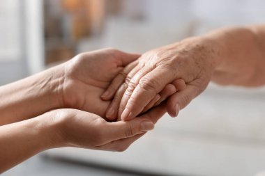 Son sınıf öğrencisine arka planda destek veren bakıcı, yakın plan. Yaşlı bakımı