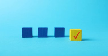 Açık mavi arkaplanda işaretli sarı bir küp