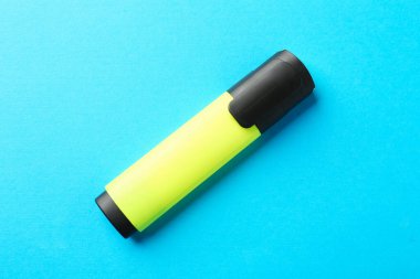 Açık mavi arkaplanda parlak ışıklandırma, üst görünüm