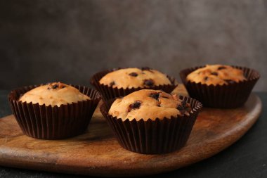 Masada çikolata parçacıklı lezzetli kek, yakın plan.