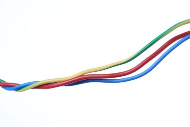 Beyaz arka planda birçok renkli elektrik kablosu