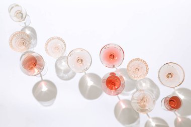 Beyaz arka planda gözlüklü, nefis bir gül şarabı. Metin için boşluk