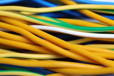 Arka plan olarak birçok renkli elektrik kablosu, yakın plan