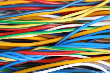 Arka plan olarak birçok renkli elektrik kablosu, yakın plan