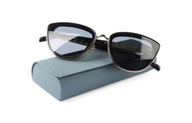 Güneş gözlüklü, beyaz tenli şık bir çanta.