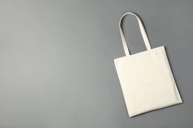 Bir alışveriş çantası ve gri arka planda mesaj için yer, üst manzara. Tasarım için model