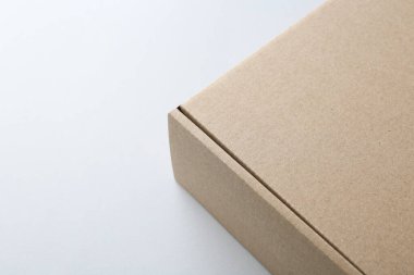 Beyaz arka planda boş bir karton kutu, yakın plan. Tasarım için model