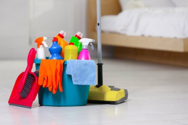 Kapalı alanda farklı temizlik ürünleri ve malzemeler, metin için yer